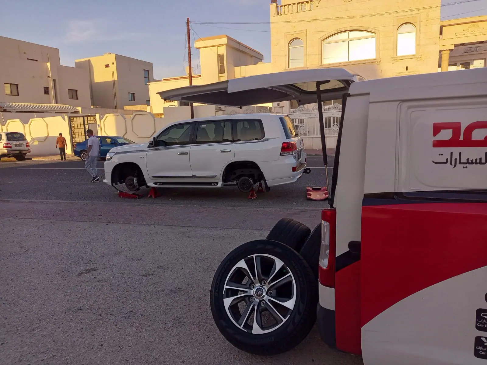 Mobile tyre and wheel service on a white Land Cruiser beside the Saaed Service van